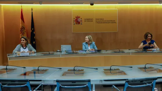 La vicepresidenta primera y ministra de Asuntos Económicos, Nadia Calviño, junto a la vicepresidenta tercera, Teresa Ribera, y la ministra de Hacienda, María Jesús Montero. La vicepresidenta primera y ministra de Asuntos Económicos, Nadia Calviño, junto a la vicepresidenta tercera, Teresa Ribera, y la ministra de Hacienda, María Jesús Montero.