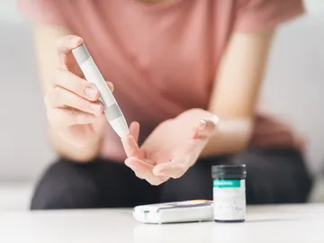 Mujer controlando la diabetes Mujer controlando la diabetes