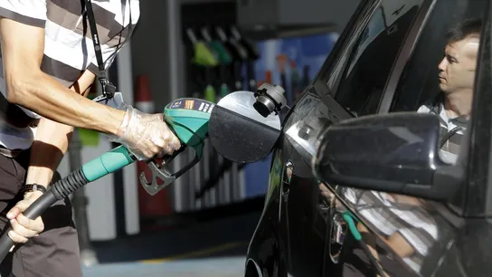 La gasolina y el gasóleo superan los dos euros el litro en plena operación salida Las vacaciones más caras