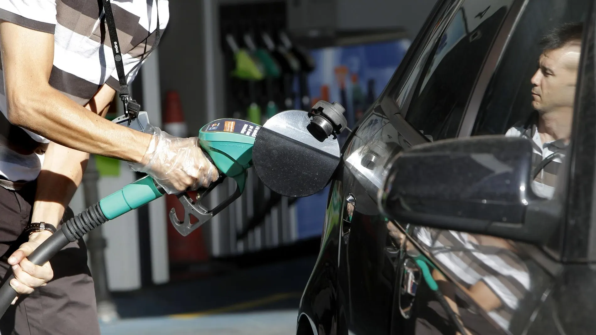 La gasolina y el gasóleo superan los dos euros el litro en plena operación salida