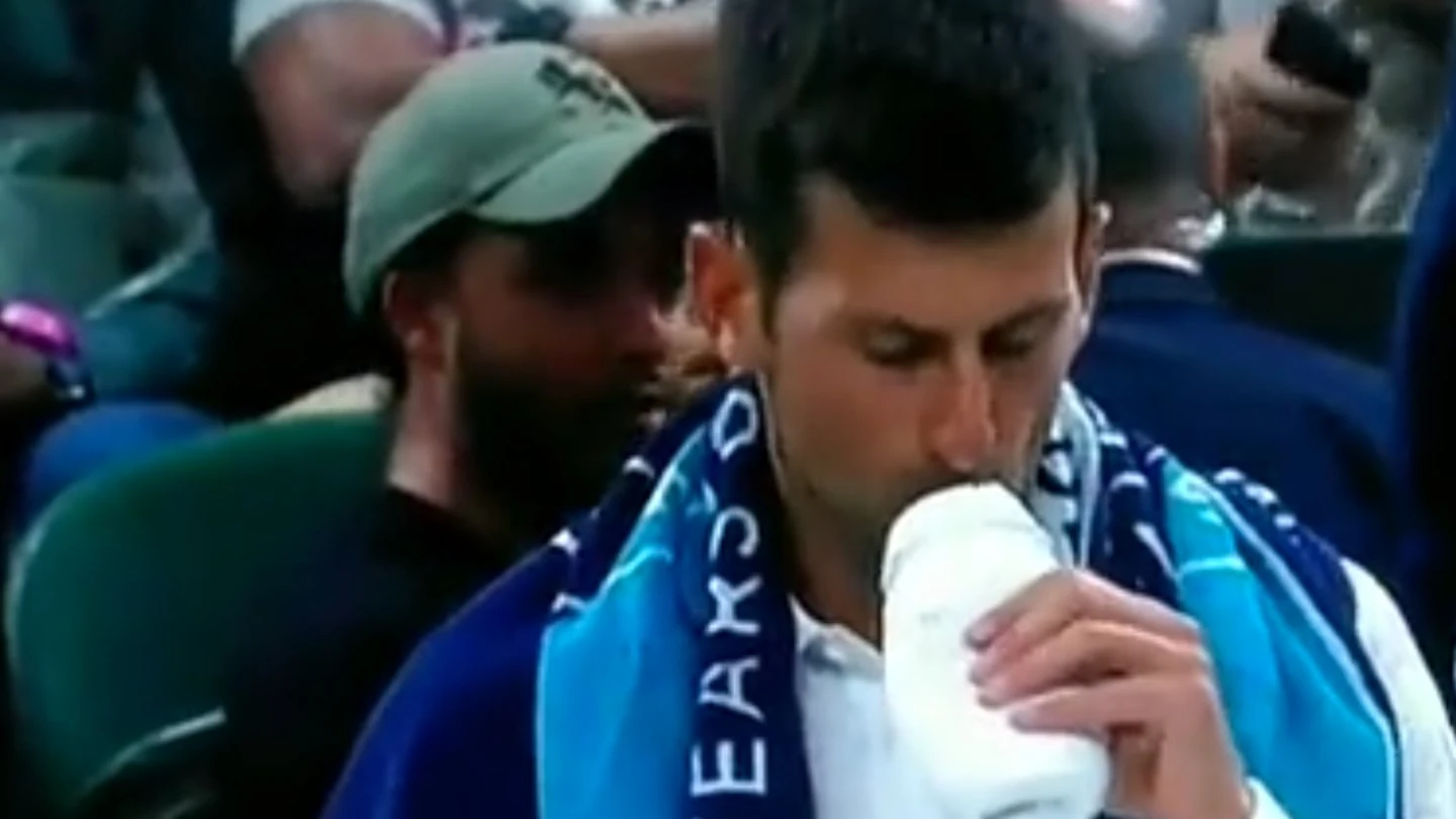 'Cazan' a Djokovic inhalando polvos isotónicos en pleno partido de Wimbledon 'Cazan' a Djokovic inhalando polvos isotónicos en pleno partido de Wimbledon
