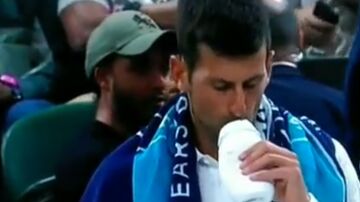 'Cazan' a Djokovic inhalando polvos isotónicos en pleno partido de Wimbledon