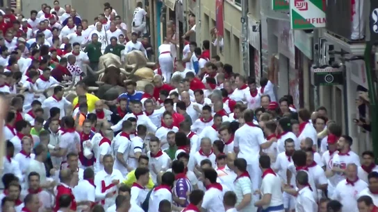 Primer encierro de San Fermín 2022: rápido y sin cogidas graves, pero con peligrosos resbalones Primer encierro de San Fermín 2022: rápido y sin cogidas graves, pero con peligrosos resbalones