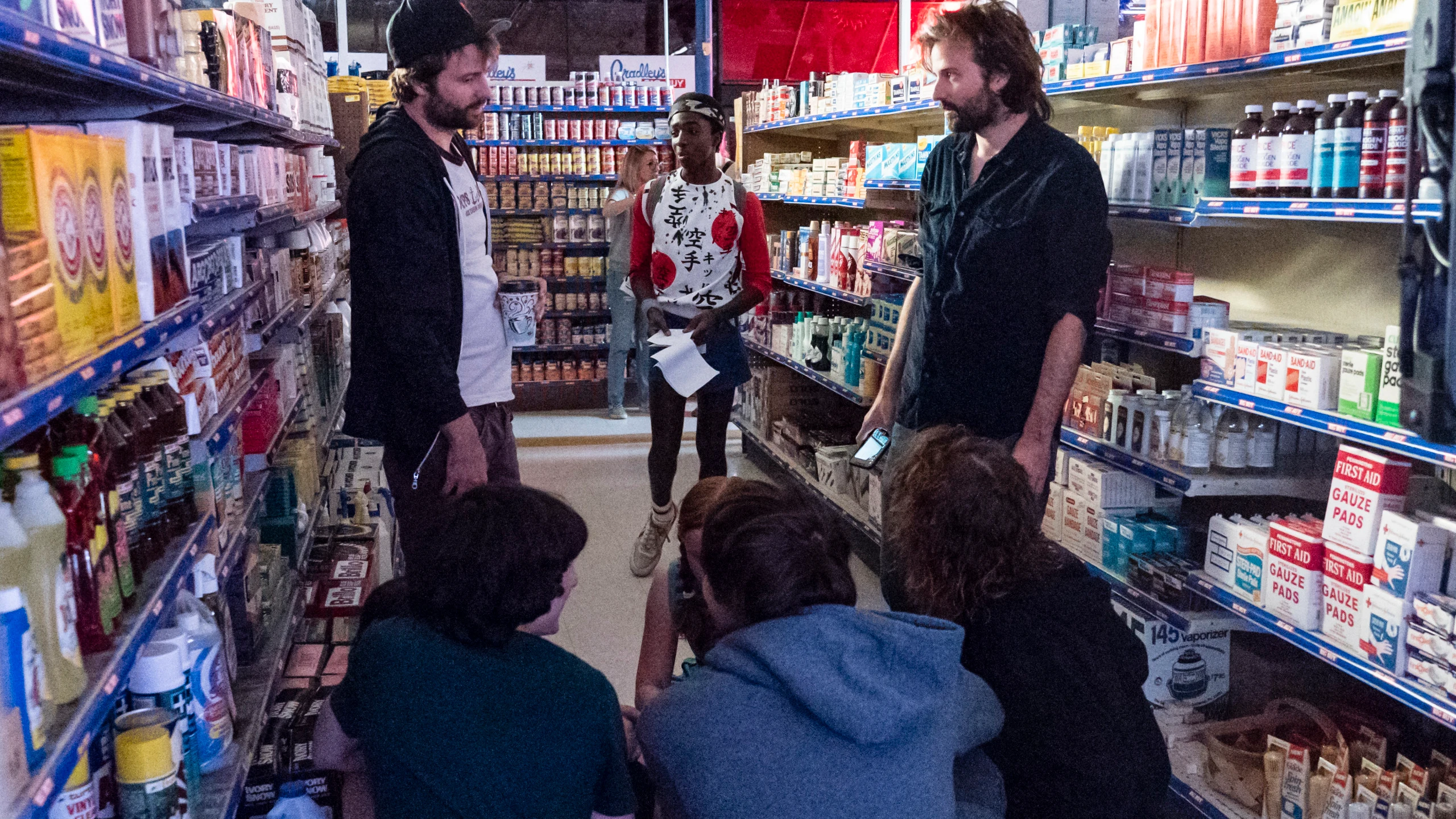 Los hermanos Duffer durante el rodaje de una escena de 'Stranger Things’
