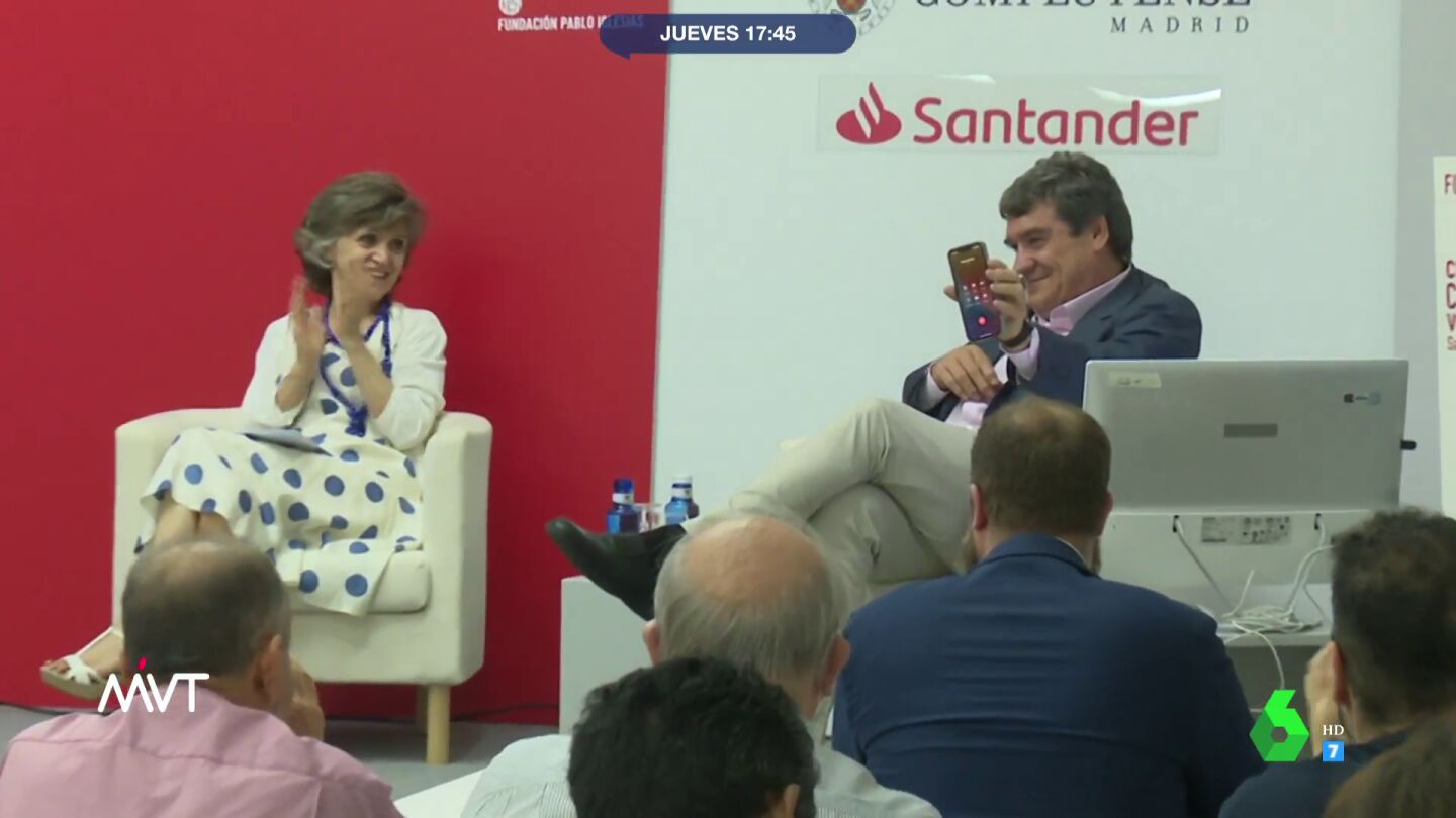 El surrealista momento que protagoniza Escriv&aacute;: le coge el tel&eacute;fono a Yolanda D&iacute;az en plena conferencia