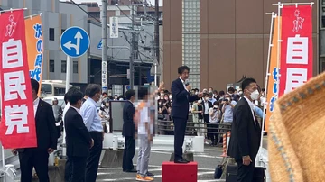 El ex primer ministro Shinzo Ab justo antes de que le dispararan y lo hirieran gravemente.