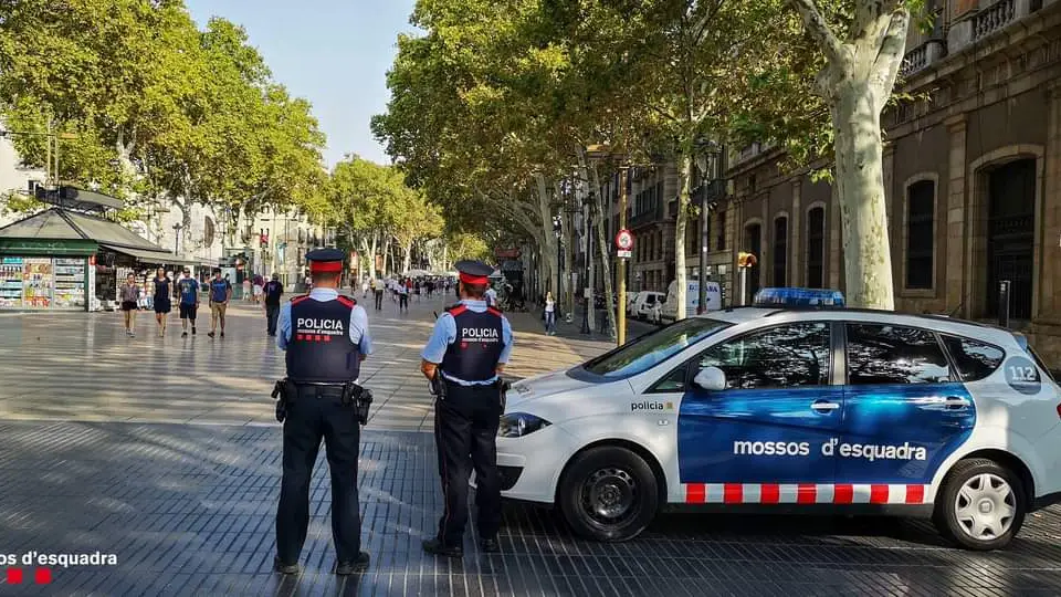 Detenidos cinco jóvenes por una agresión homófoba en el metro de Barcelona