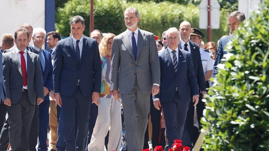 Felipe VI y Pedro Sánchez piden en Ermua que el asesinato de Miguel Ángel Blanco "no caiga en el olvido" Felipe VI y Pedro Sánchez piden en Ermua que el asesinato de Miguel Ángel Blanco "no caiga en el olvido"