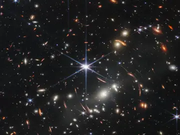 Esta imagen proporcionada por la NASA el lunes 11 de julio de 2022 muestra el grupo de galaxias SMACS 0723 captado por el Telescopio Espacial James Webb.