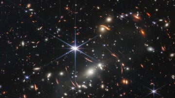 Esta imagen proporcionada por la NASA el lunes 11 de julio de 2022 muestra el grupo de galaxias SMACS 0723 captado por el Telescopio Espacial James Webb.