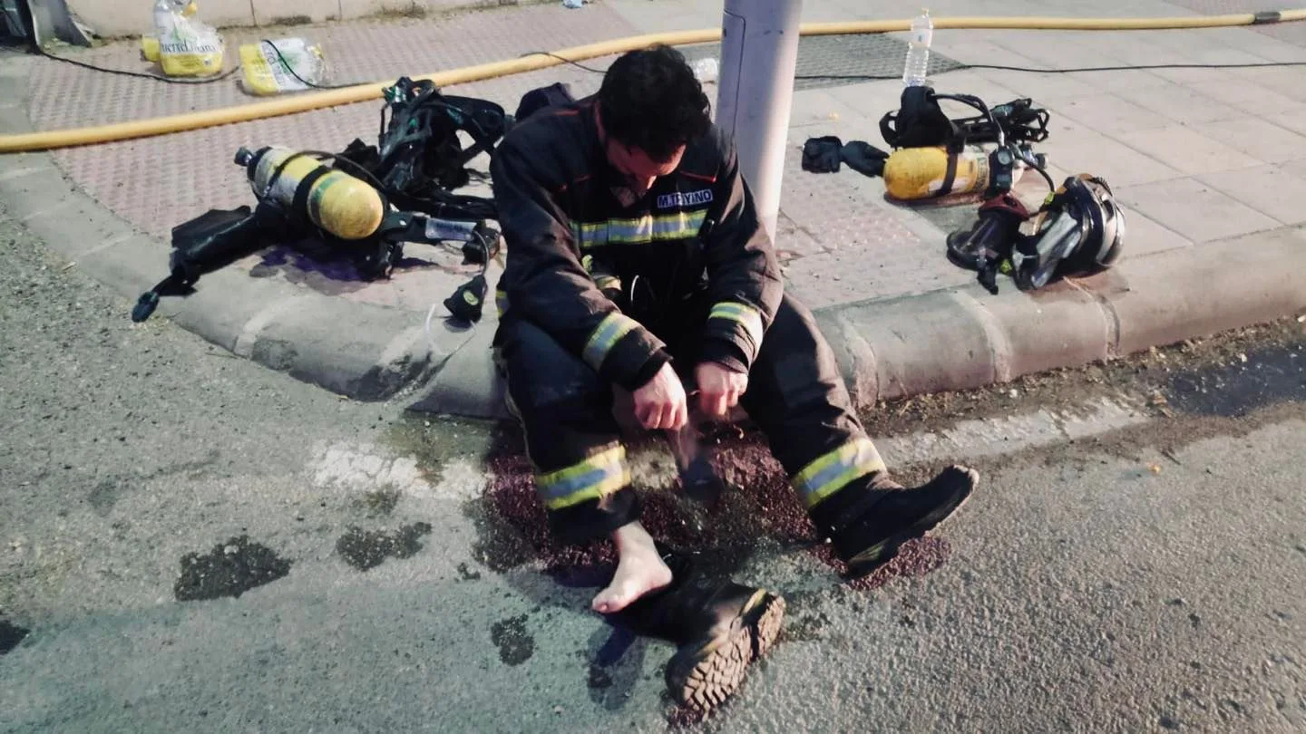 La foto de un bombero tras varias jornadas de incendios conmueve las redes sociales La foto de un bombero tras varias jornadas de incendios conmueve las redes sociales