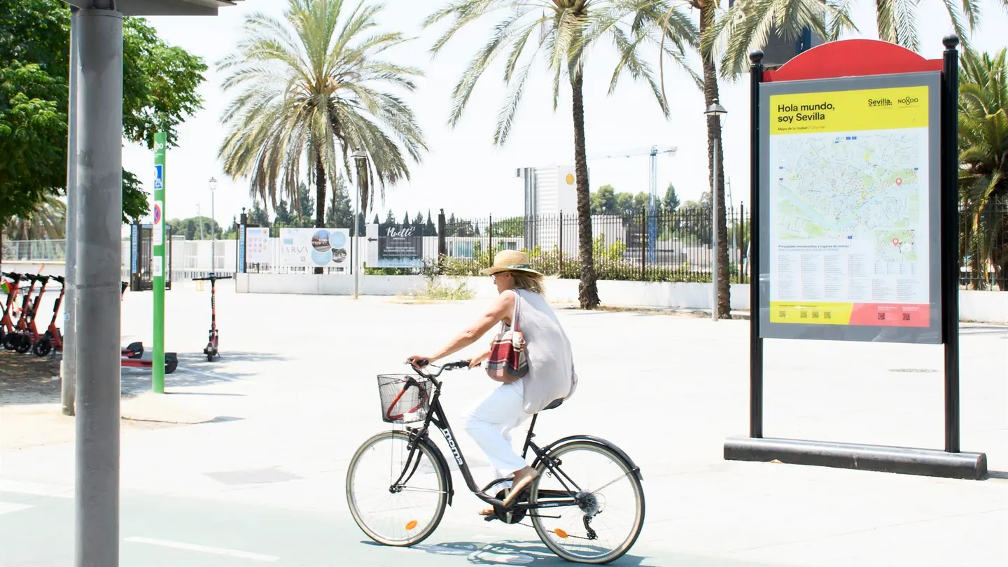 Una mujer pasa junto a un termómetro de calle en Sevilla que marca 45 grados Una mujer pasa junto a un termómetro de calle en Sevilla que marca 45 grados