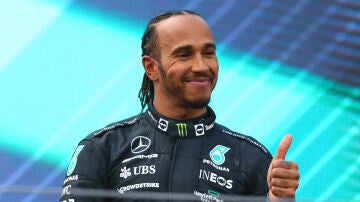 Lewis Hamilton, sonriente