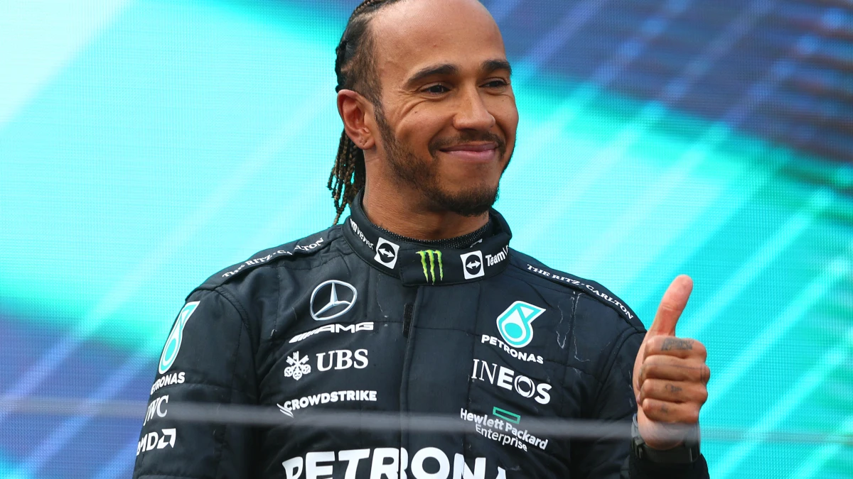 Lewis Hamilton, sonriente