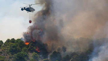 Un helicóptero del servicio de bomberos trabaja en el incendio declarado en la sierra de Mijas, Málaga