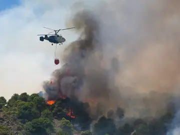 Un helicóptero del servicio de bomberos trabaja en el incendio declarado en la sierra de Mijas, Málaga