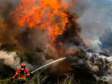 Bombero trabaja en un incendio en Baiao, al norte de Portugal 