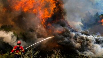 Bombero trabaja en un incendio en Baiao, al norte de Portugal 