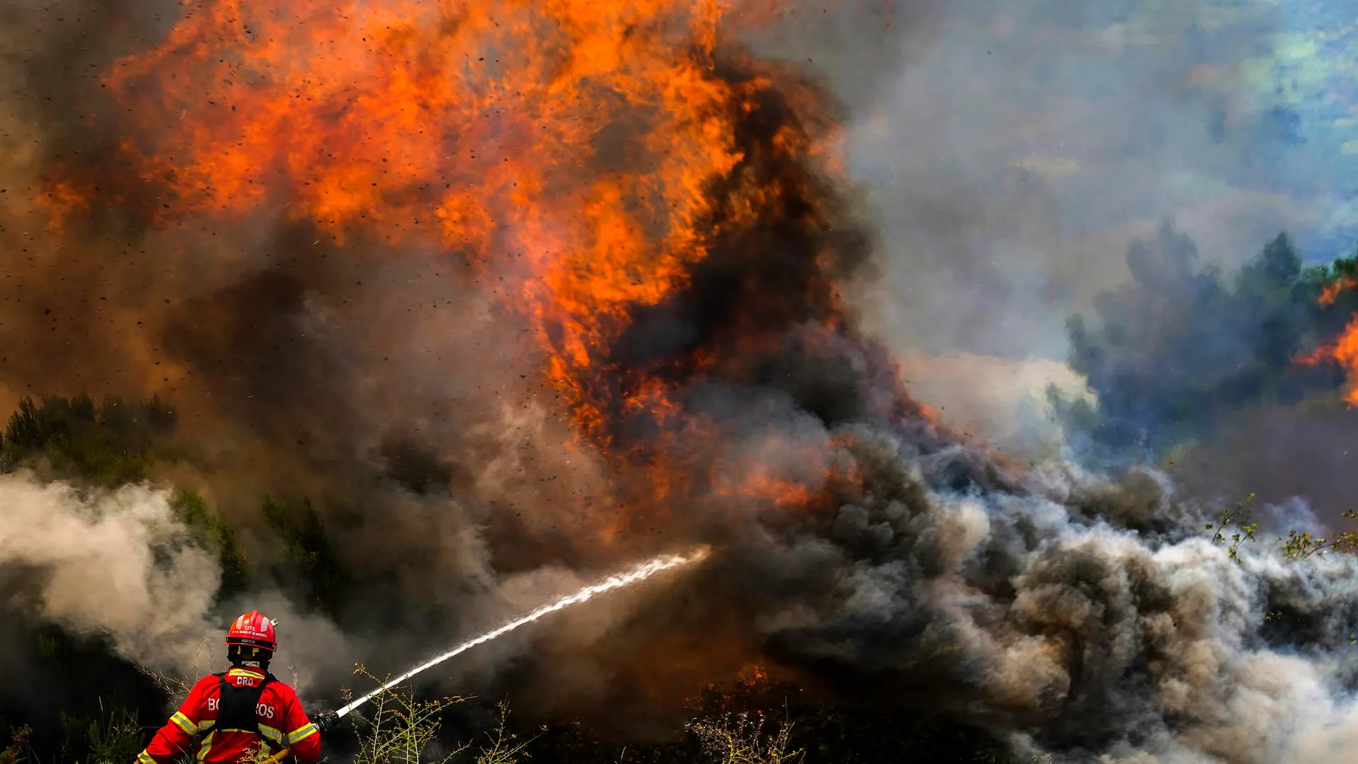 Bombero trabaja en un incendio en Baiao, al norte de Portugal 
