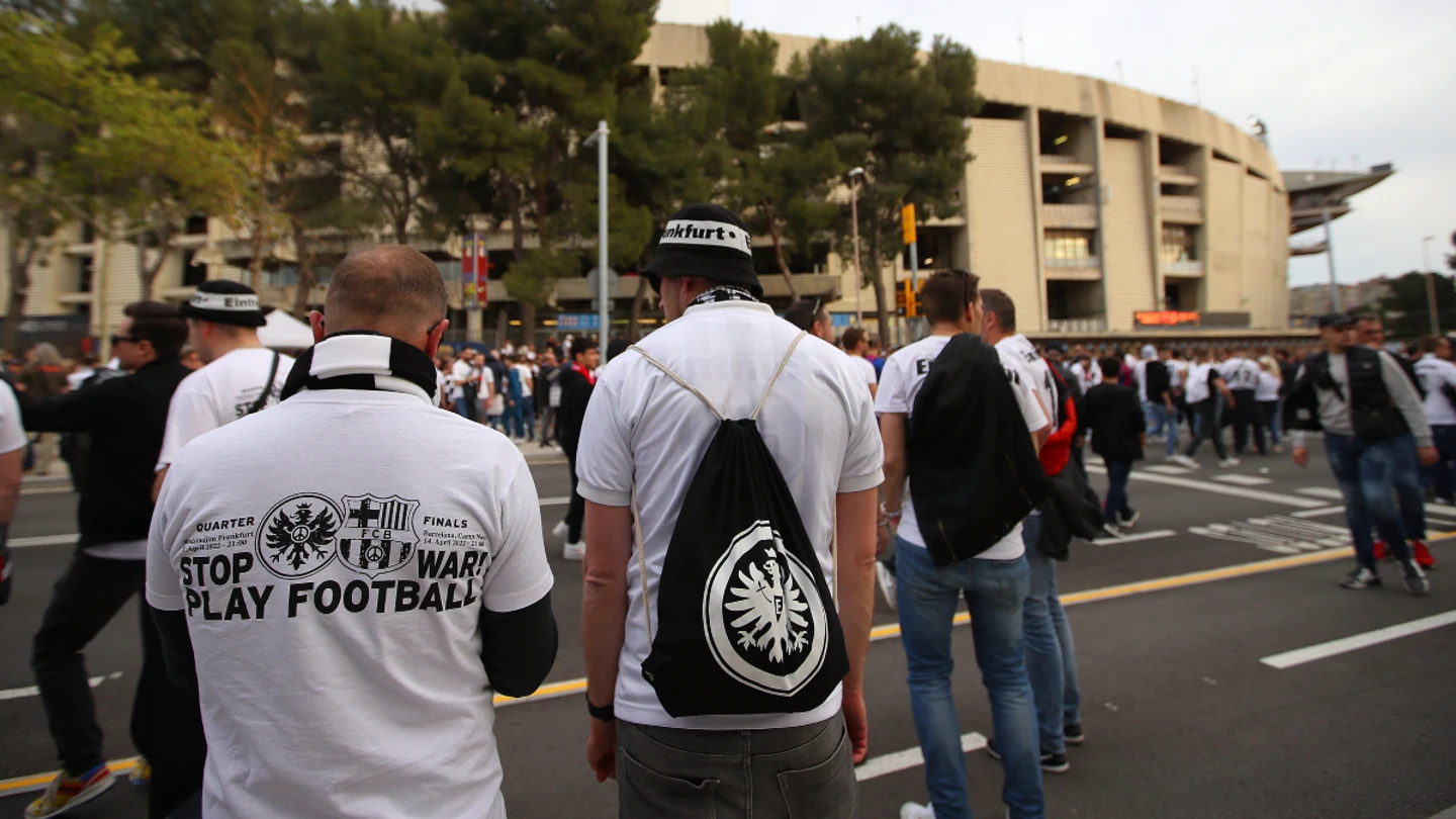 Aficionados del Eintracht en los aledaños del Camp Nou Aficionados del Eintracht en los aledaños del Camp Nou