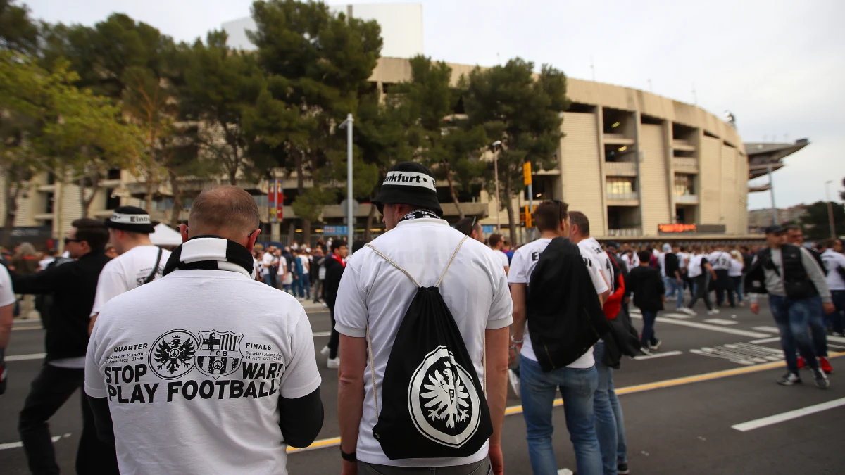 Aficionados del Eintracht en los aledaños del Camp Nou