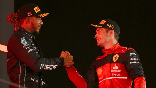 Lewis Hamilton saluda a Charles Leclerc Lewis Hamilton saluda a Charles Leclerc