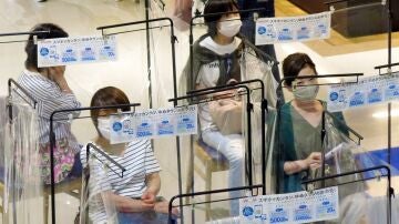 Mujeres con mascarilla en Japón