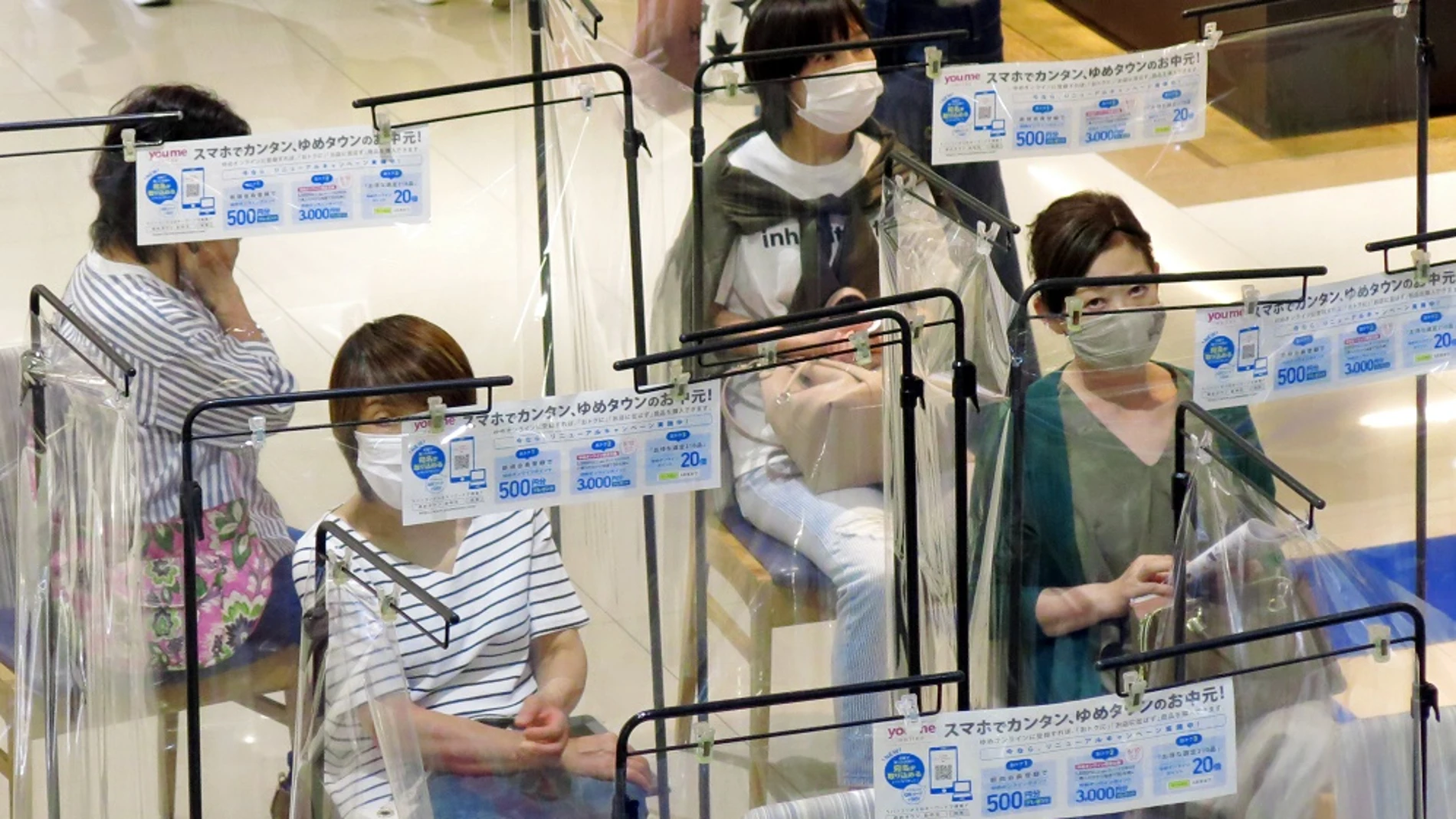 Mujeres con mascarilla en Japón