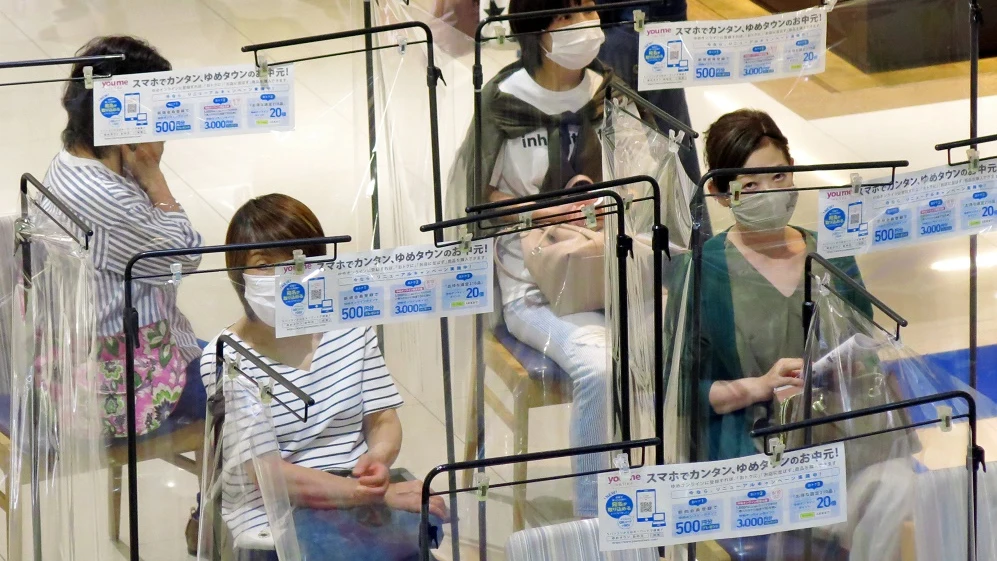 Mujeres con mascarilla en Japón