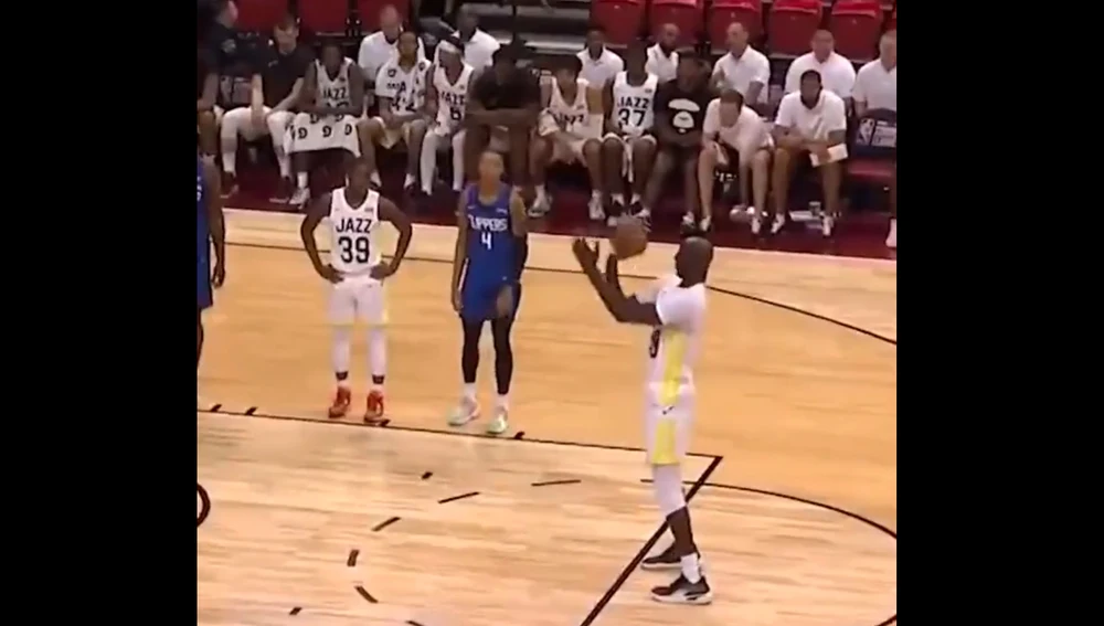 Se ha vuelto viral, y con razón: la extraña mecánica de tiro del jugador  más alto de la NBA
