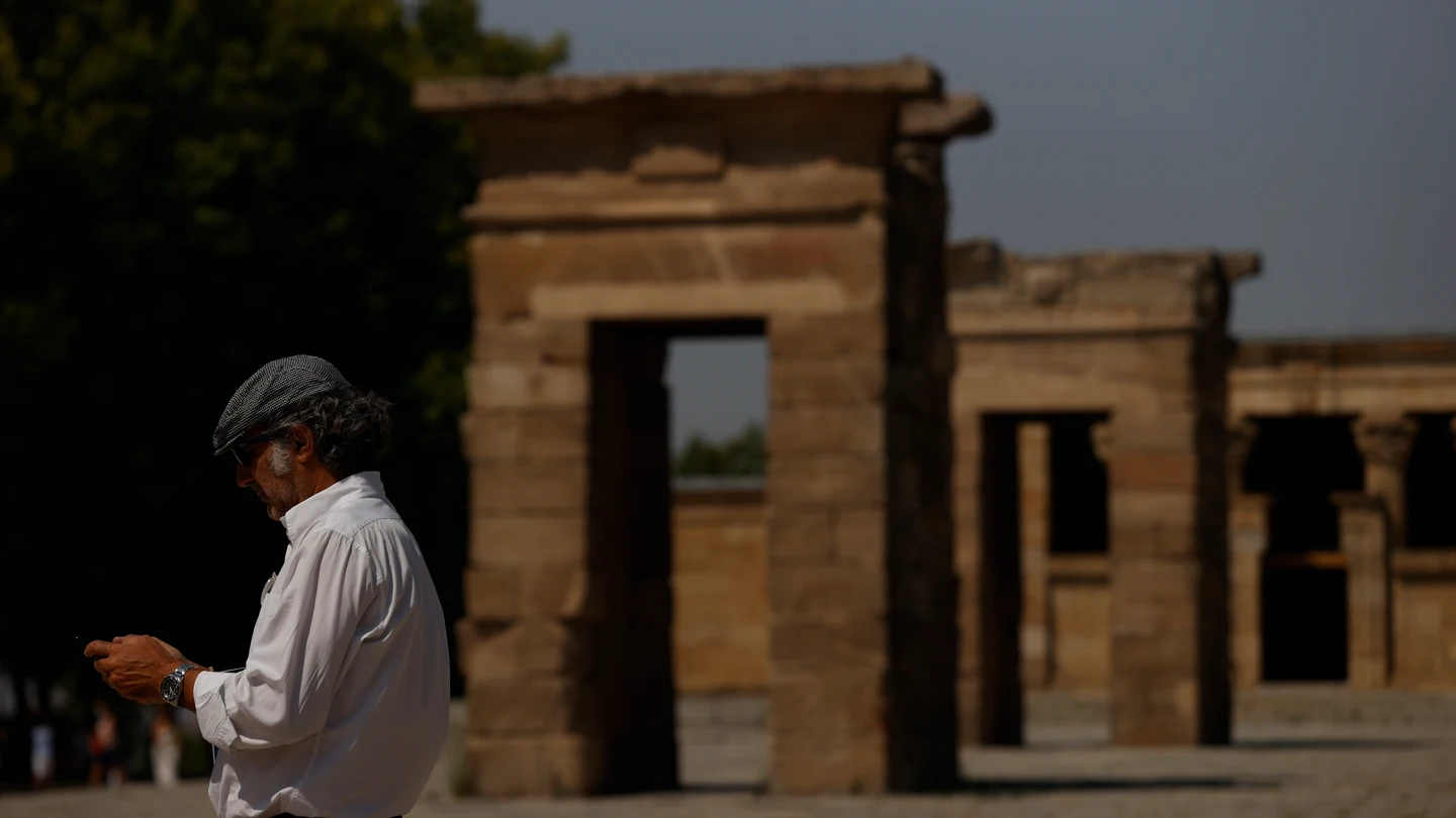 Un hombre pasea por el Templo de Debod de Madrid Un hombre pasea por el Templo de Debod de Madrid