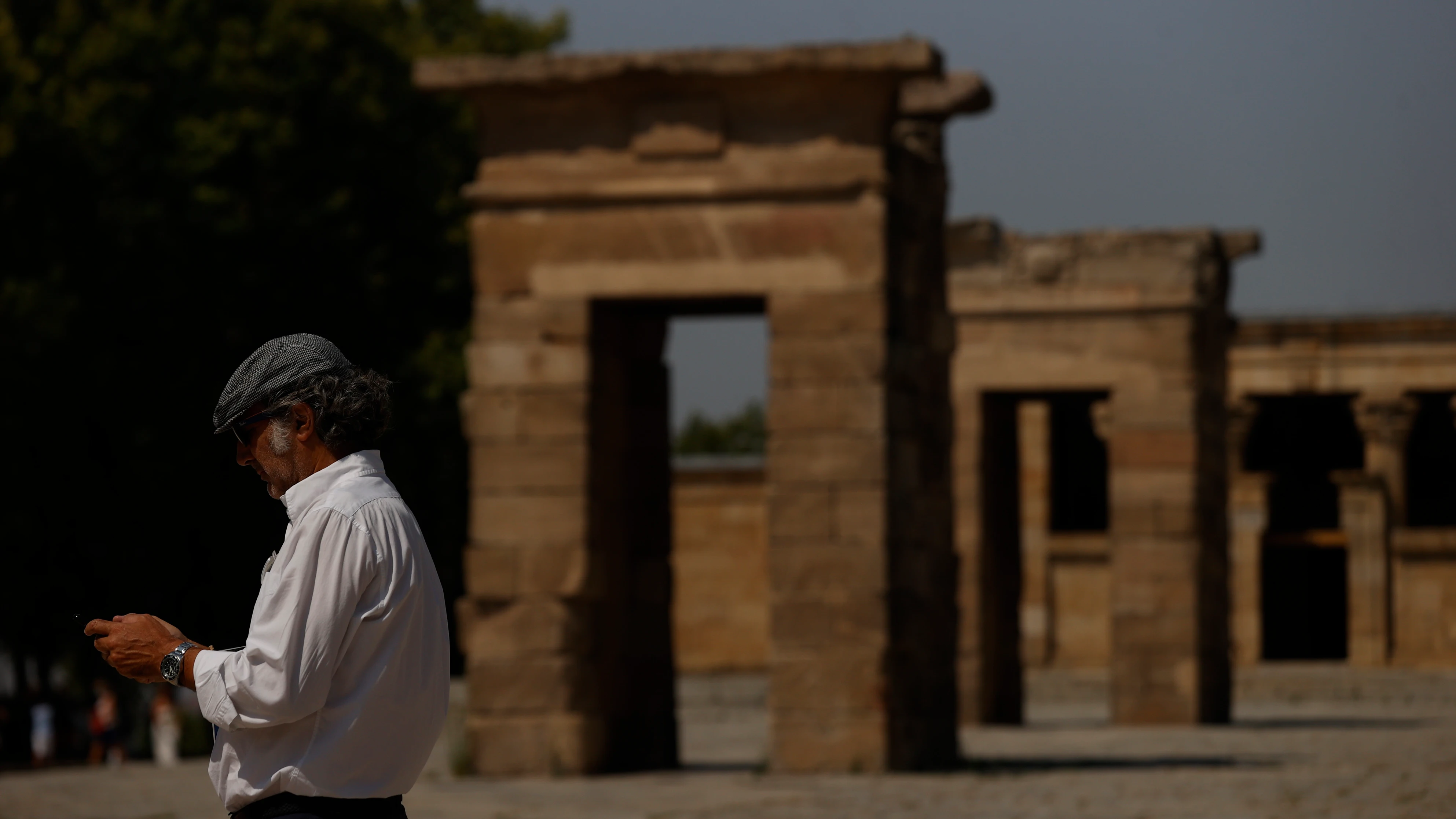 Un hombre pasea por el Templo de Debod de Madrid