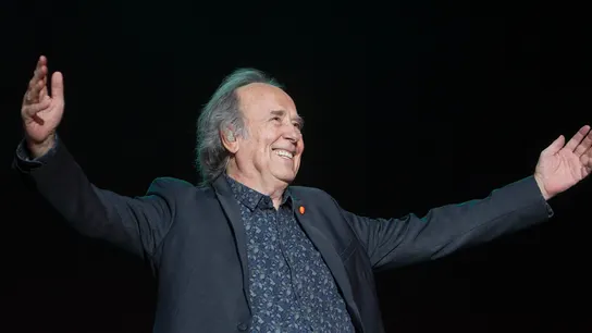 Joan Manuel Serrat hace vibrar al público con su gira de despedida El vicio de cantar