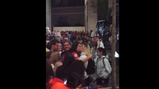 El beso entre Mapi León e Ingrid Engen El beso entre Mapi León e Ingrid Engen