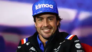 Fernando Alonso sonriente.