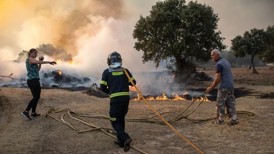 Esta es la reacción de los vecinos al ver llegar el fuego a sus casas y no poder hacer nada España en llamas