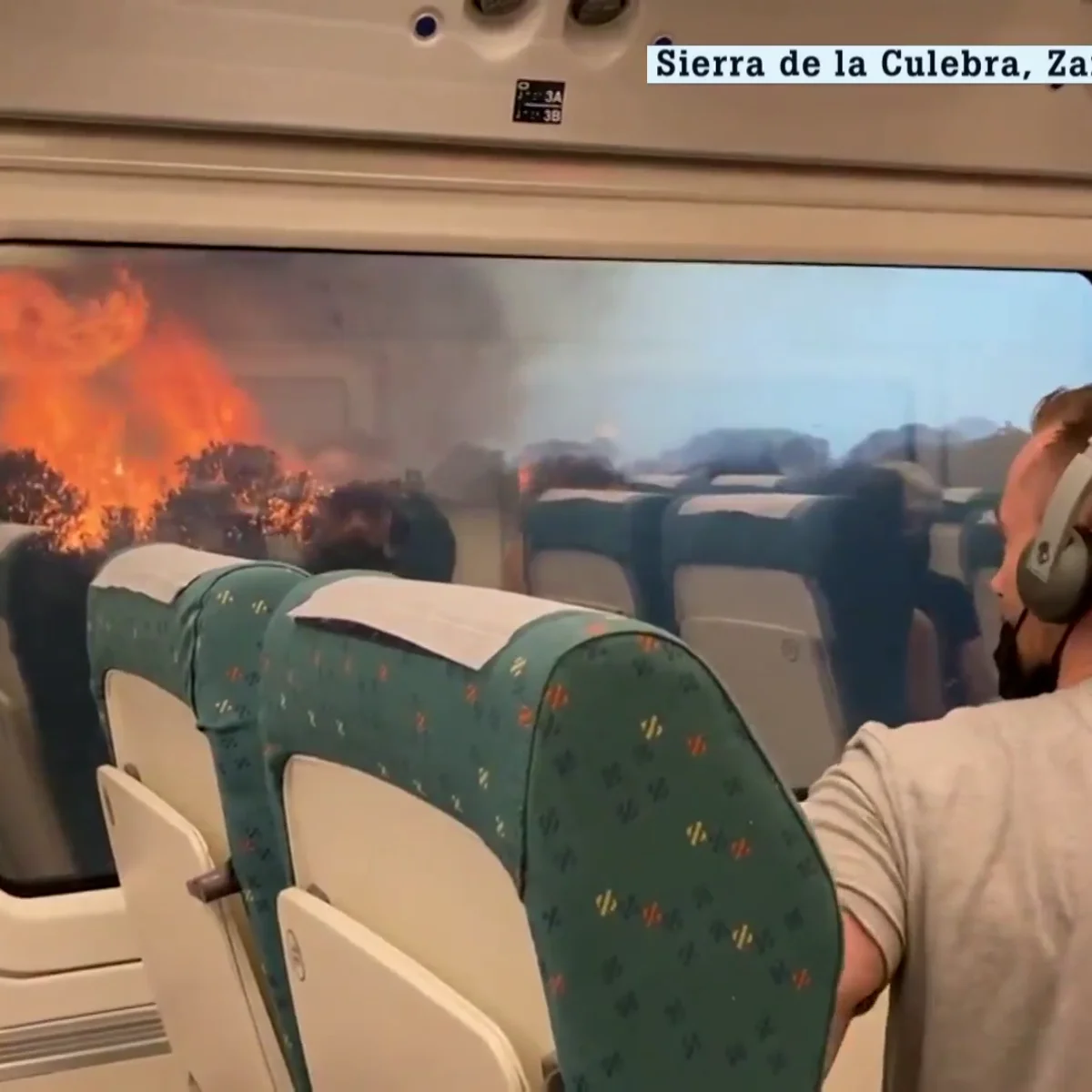 Tren quedó detenido en medio de las llamas durante incendio forestal 