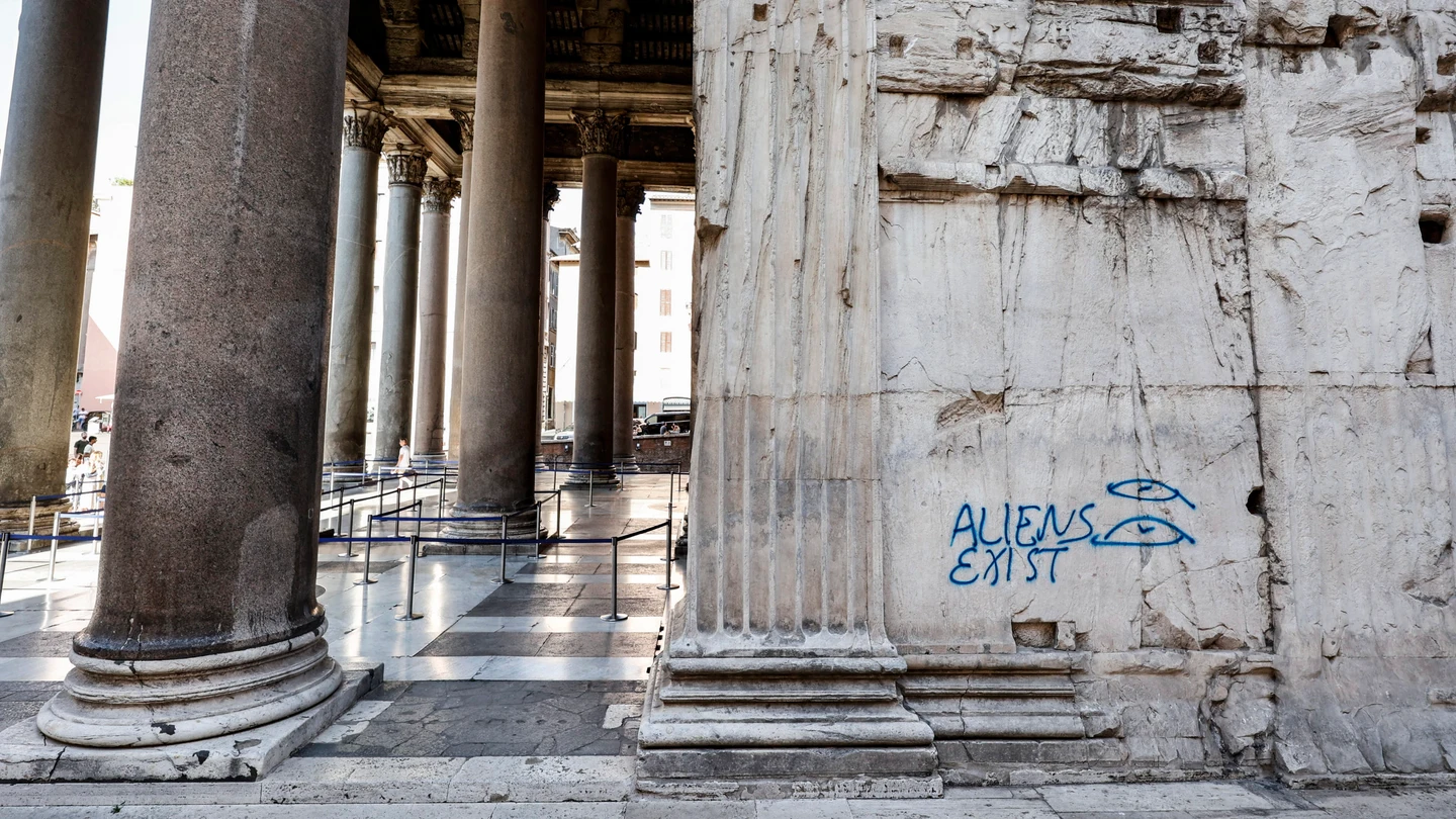 El Panteón de Roma amanece con una pintada en su muro: "Los alienígenas existen" El Panteón de Roma amanece con una pintada en su muro: "Los alienígenas existen"