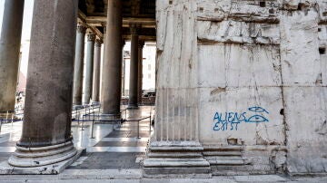 El Panteón de Roma amanece con una pintada en su muro: "Los alienígenas existen"