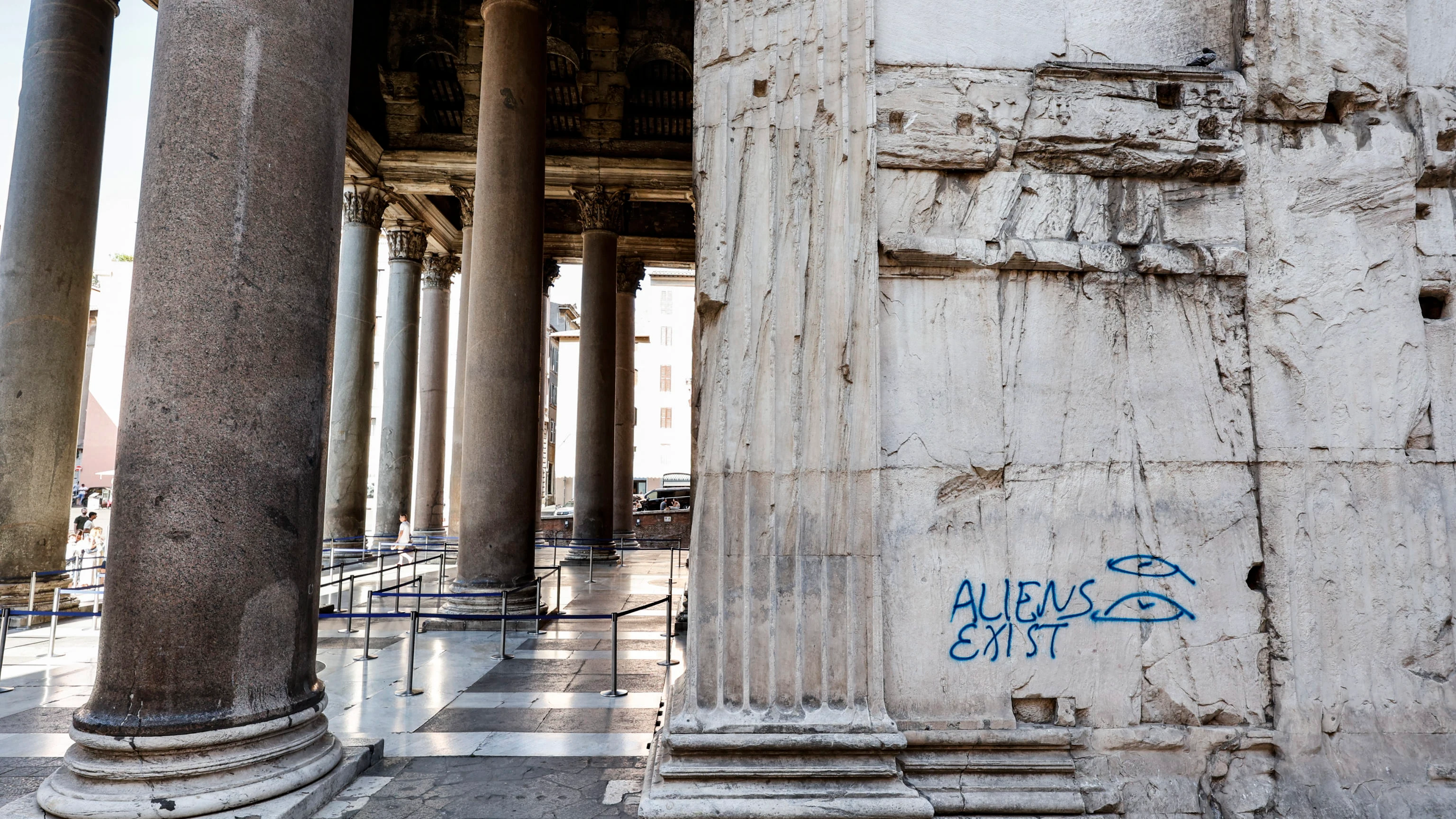 El Panteón de Roma amanece con una pintada en su muro: "Los alienígenas existen"