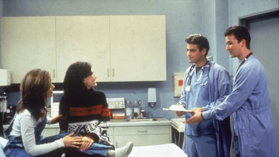 El momento del encuentro entre las protagonistas de 'Friends' con los protagonistas de 'Urgencias' pero en el papel de otros médicos El momento del encuentro entre las protagonistas de 'Friends' con los protagonistas de 'Urgencias' pero en el papel de otros médicos