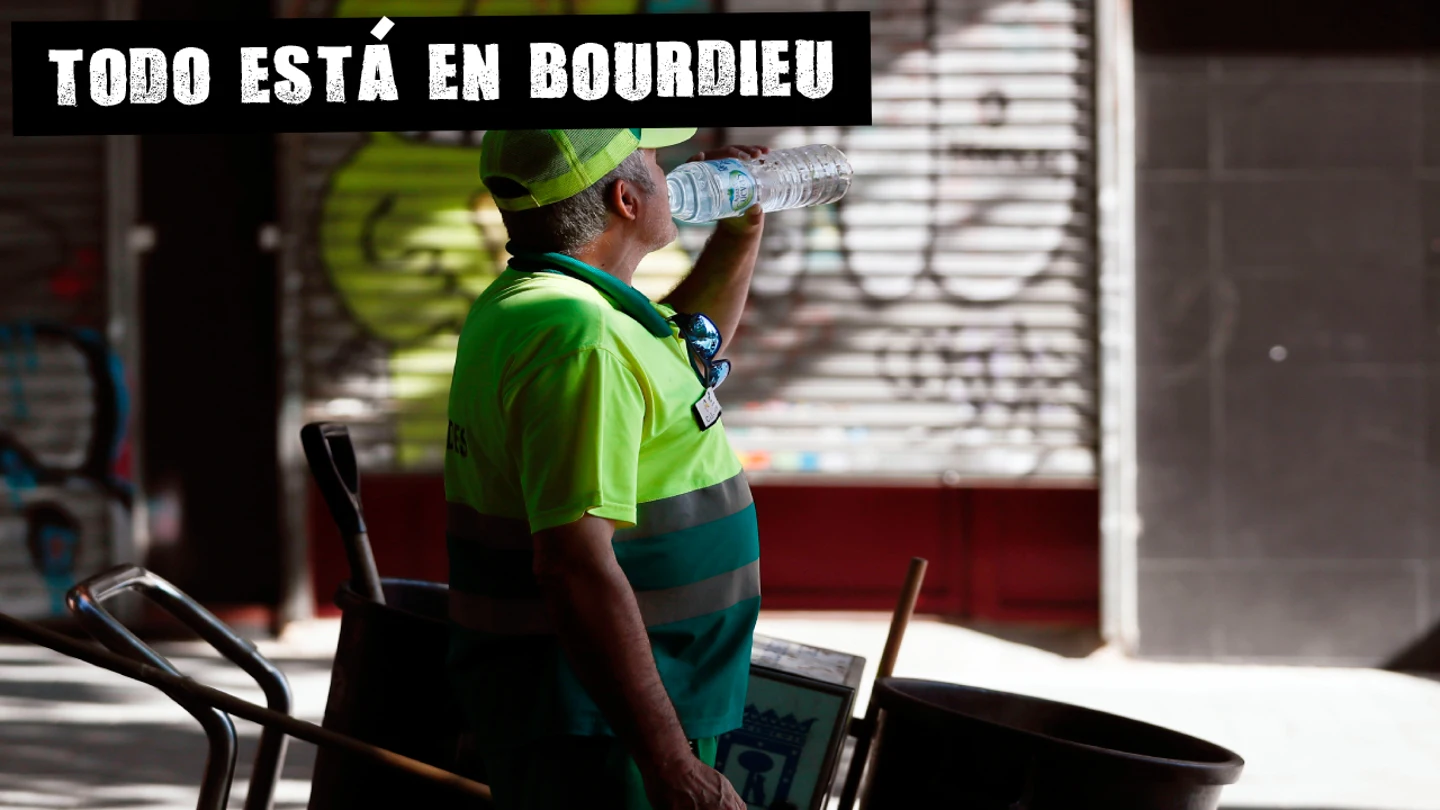 Un trabajador bebiendo agua durante la ola de calor Un trabajador bebiendo agua durante la ola de calor
