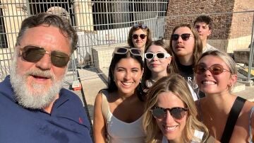 El divertido guiño del actor Russell Crowe (Gladiator) al visitar el Coliseo de Roma con sus hijos