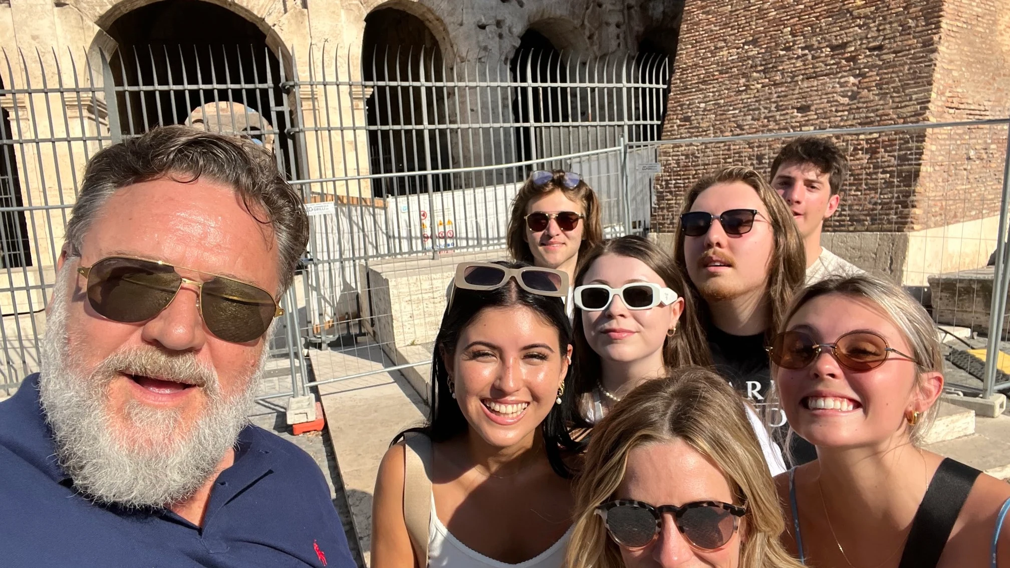 El divertido guiño del actor Russell Crowe (Gladiator) al visitar el Coliseo de Roma con sus hijos