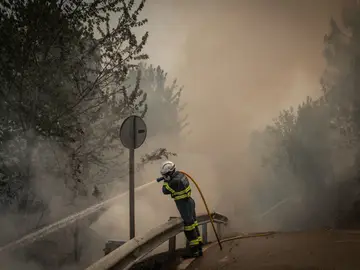 Un bombero forestal realiza labores de extinción en el incendio de O Barco de Valdeorras (Ourense).