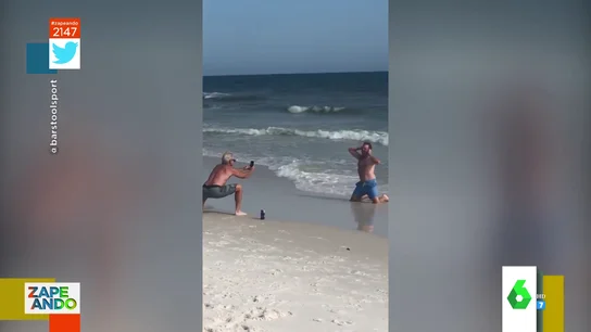 Padre imita a su hija en la playa Padre imita a su hija en la playa