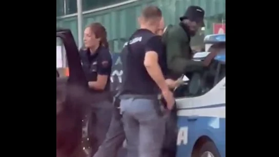 La reacción de la policía italiana al descubrir que el hombre al que cacheaban era el futbolista Bakayoko La reacción de la policía italiana al descubrir que el hombre al que cacheaban era el futbolista Bakayoko