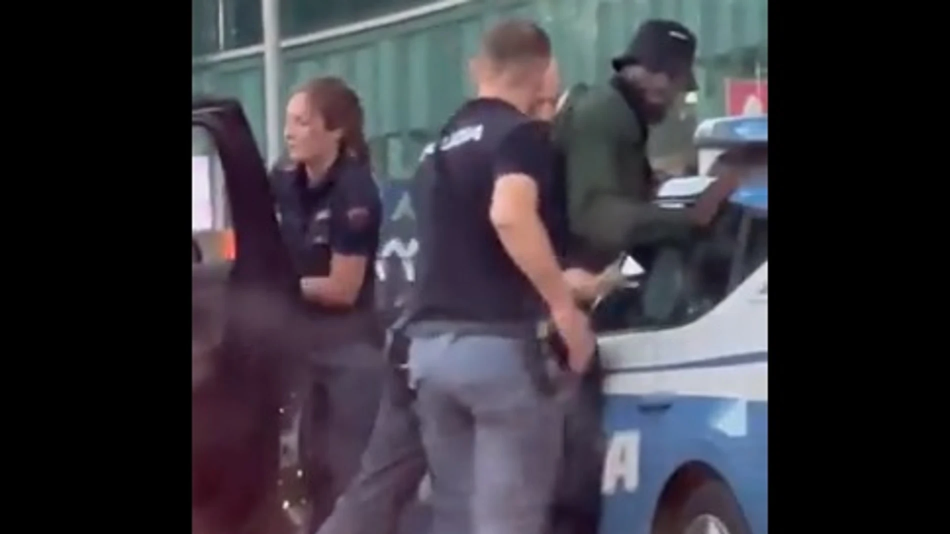 La reacción de la policía italiana al descubrir que el hombre al que cacheaban era el futbolista Bakayoko
