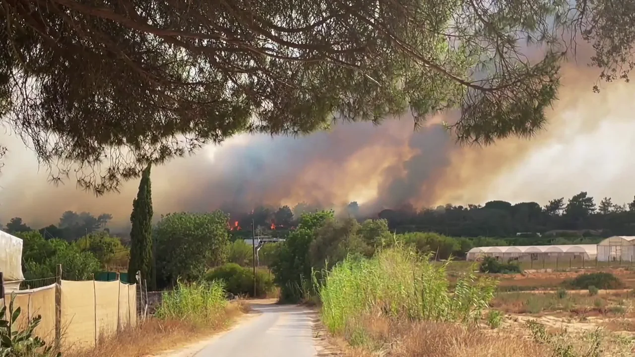 Incendio en el centro tur&iacute;stico del Algarve en Faro, Portugal