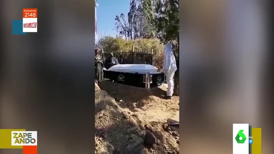 Así cae un ataúd al agujero Así cae un ataúd al agujero